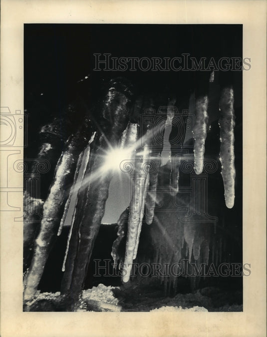 1986 Press Photo icicles with sunlight shining through - mja35661-Historic Images
