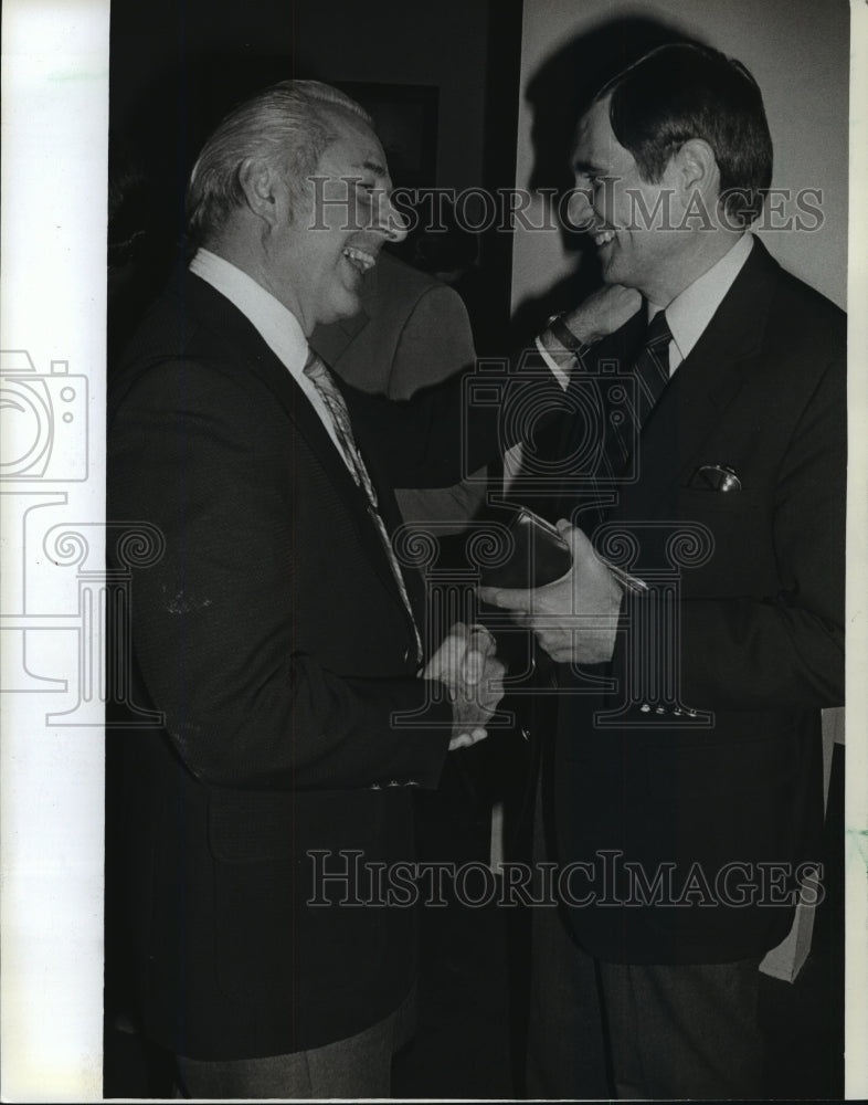 1982 Press Photo Joseph E. Wimmer congratulated by a backer for legislative win-Historic Images