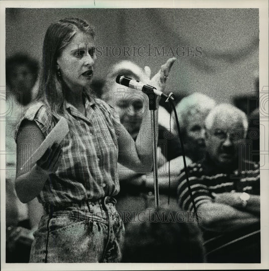 1988 Press Photo Pat Roszak addresses crowd at Wilson Park Senior Center-Historic Images