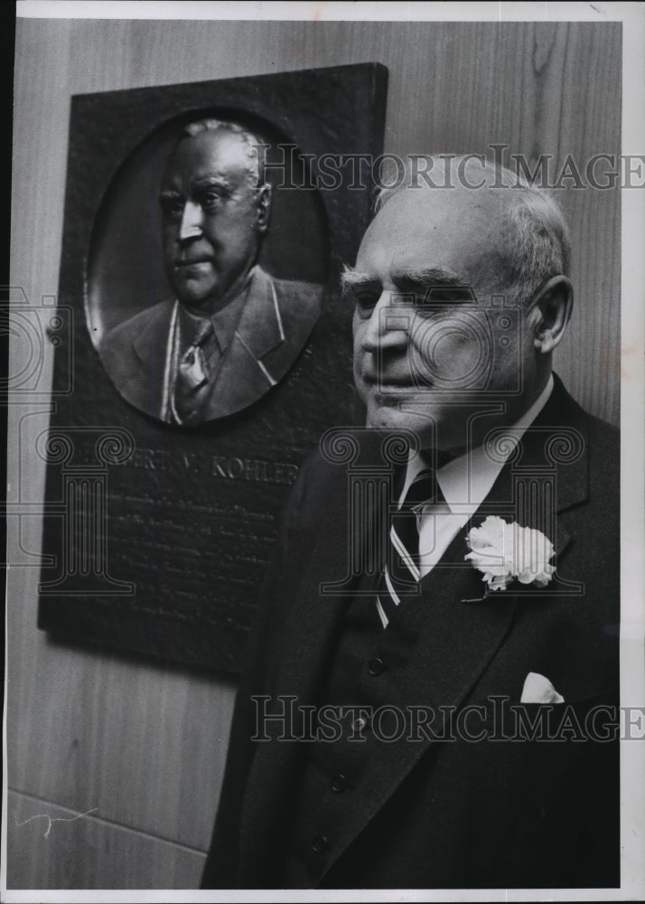 1958 Press Photo Herbert V. Kohler stands next to bronze plaque of himself-Historic Images