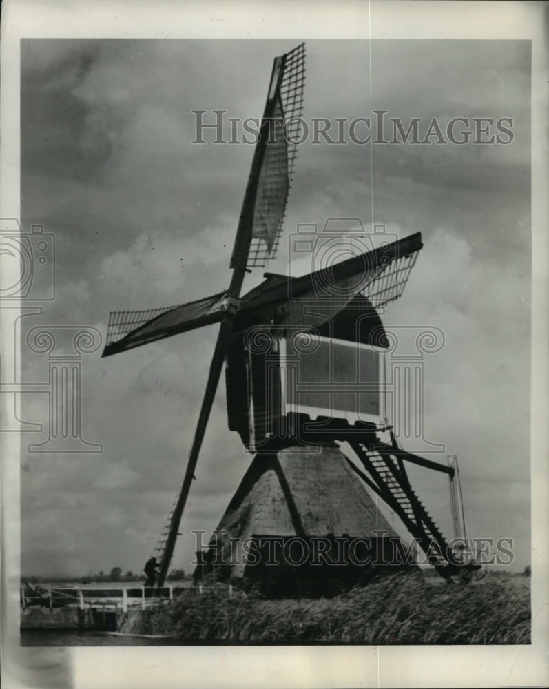 1954 Press Photo Traditional Dutch Windmill In Holland - mja35820-Historic Images