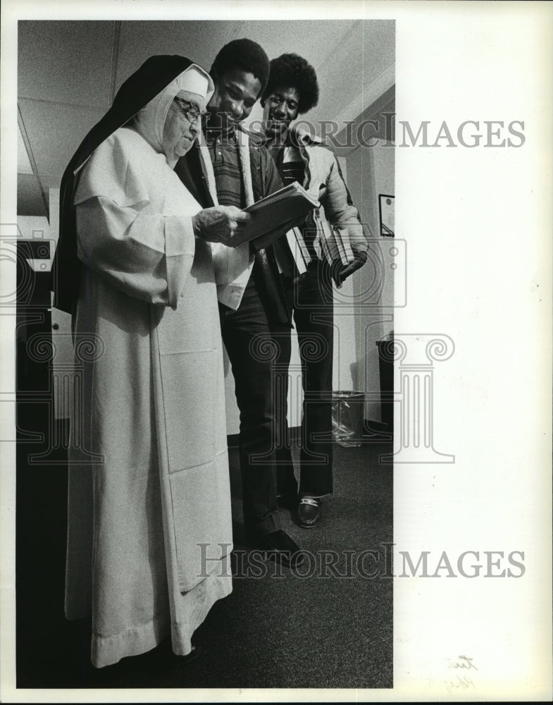 1981 Press Photo Sister Osanna Wilson tutors Mandy Johnson and Terry Reason-Historic Images