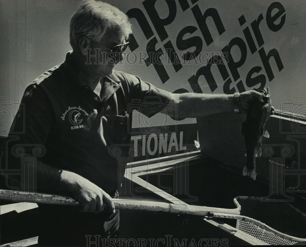 1985 Press Photo Bob Winkel trout and mink farmer - mja35865-Historic Images
