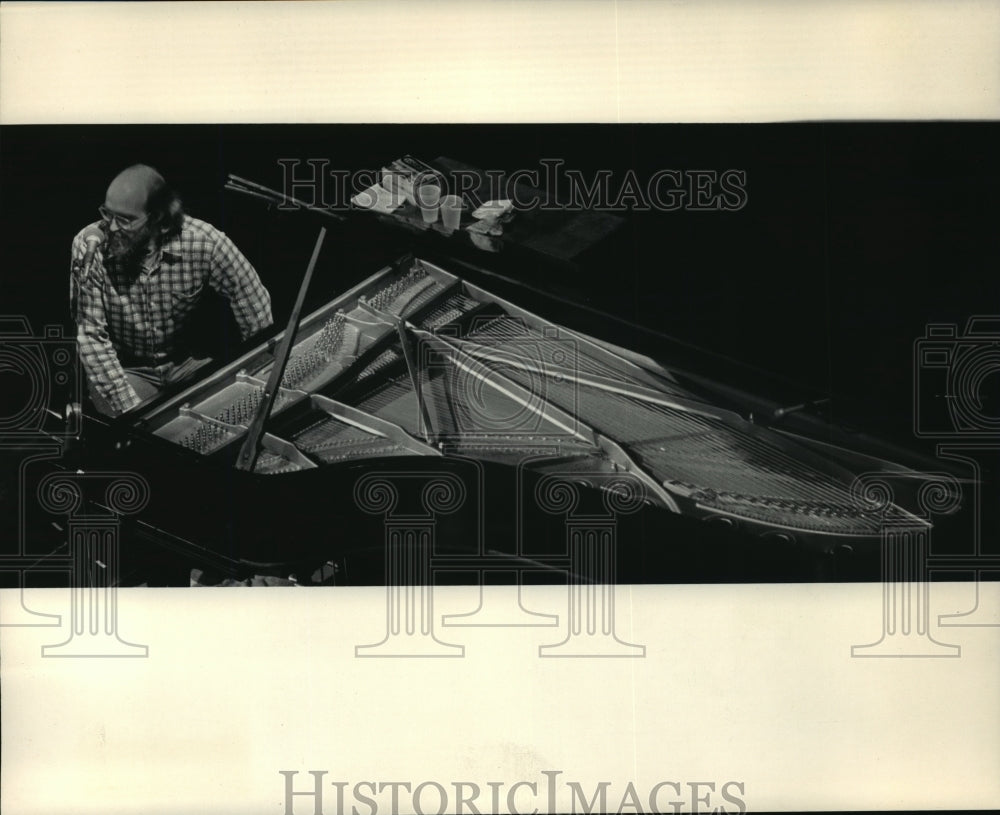1984 Press Photo Pianist, George Winston on stage at Uihlein Hall of the PAC-Historic Images