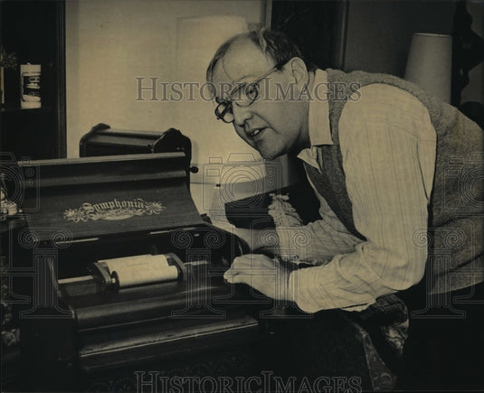 1985 Press Photo Bill Winston listened to symphony table top parlor organ-Historic Images
