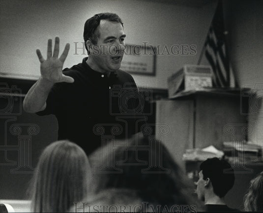 1991 Press Photo Harlan Kreklow teaches Sino-Soviet-Arab relations - mja35884-Historic Images