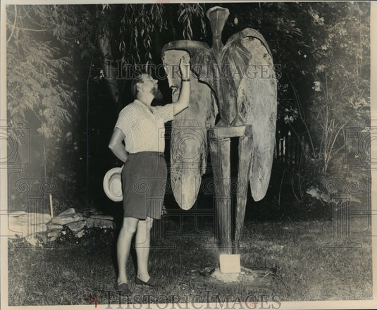 1984 Press Photo Ted Kraynik's sculpture is examined by actor Val Bettin-Historic Images
