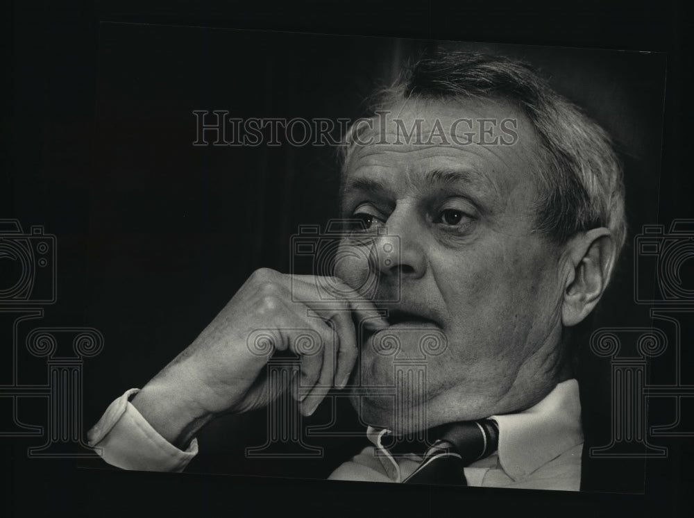 1987 Press Photo Louis G Krause Former Milwaukee Police Officer Contemplates-Historic Images