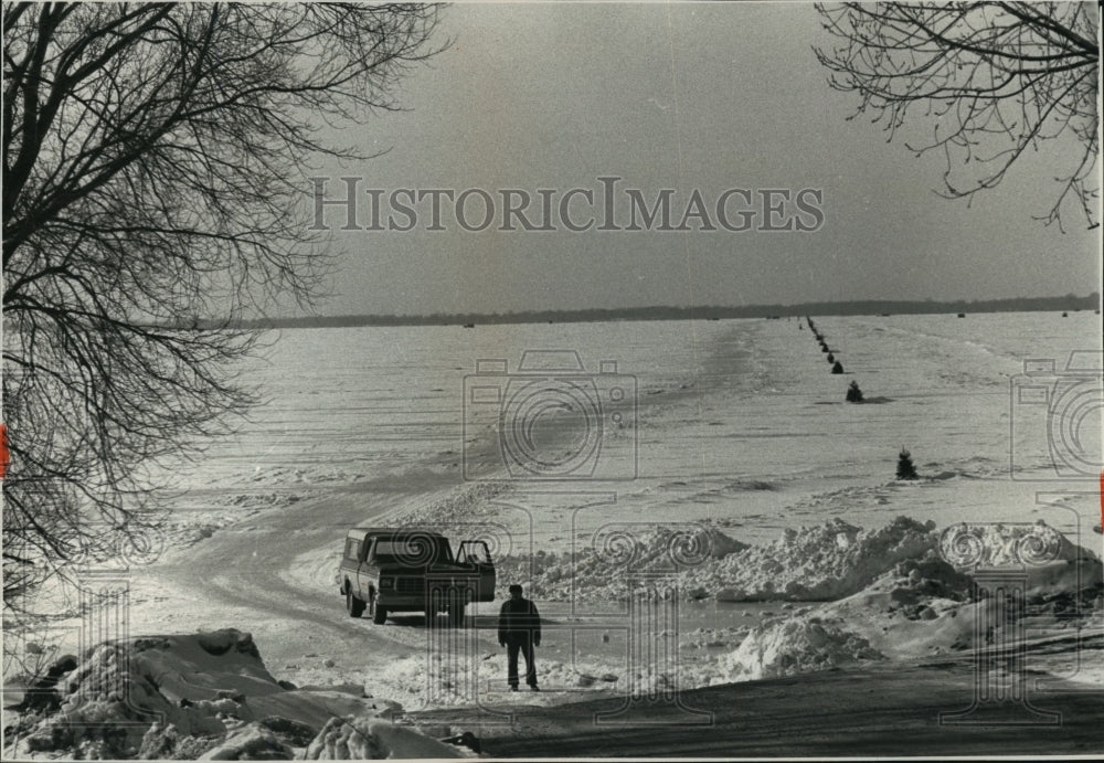 1989 Press Photo Man checking ice conditions on Lake Winnebago - mja35959-Historic Images