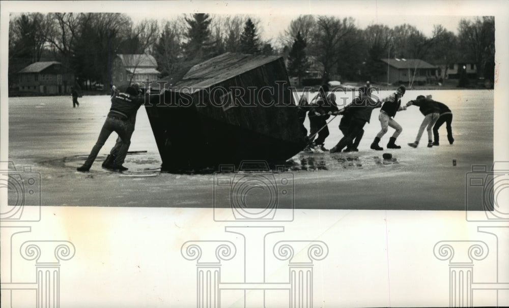 1989 Press Photo Bass Anglers Ltd. save a sinking fishing shanty on Phantom Lake-Historic Images