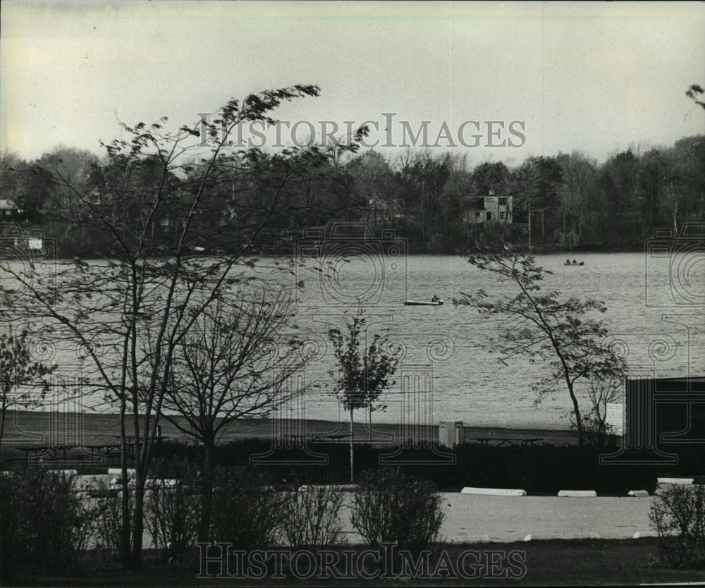1982 Press Photo chilly day on Pike Lake in Washington County Wisconsin-Historic Images