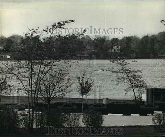 1982 Press Photo chilly day on Pike Lake in Washington County Wisconsin-Historic Images