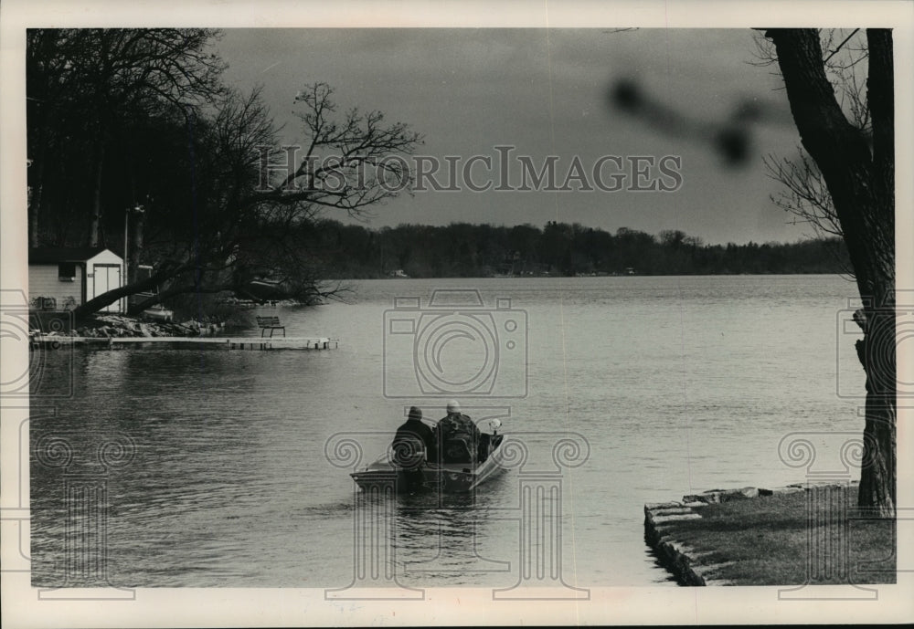 1989 Press Photo boaters on Upper Nemahbin Lake in Waukesha County. - mja35964-Historic Images