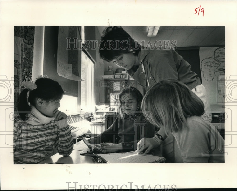 1984 Press Photo Student teacher Terry Helstad checking the students school work-Historic Images
