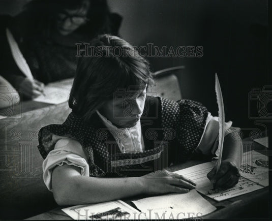 1990 Press Photo Kyme Rathke practices penmanship at Stony Hill school-Historic Images