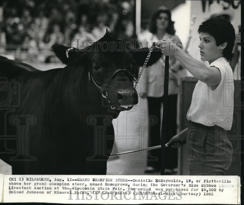 1982 Press Photo Danielle Reynolds Showing Steer At Wisconsin State Fair-Historic Images