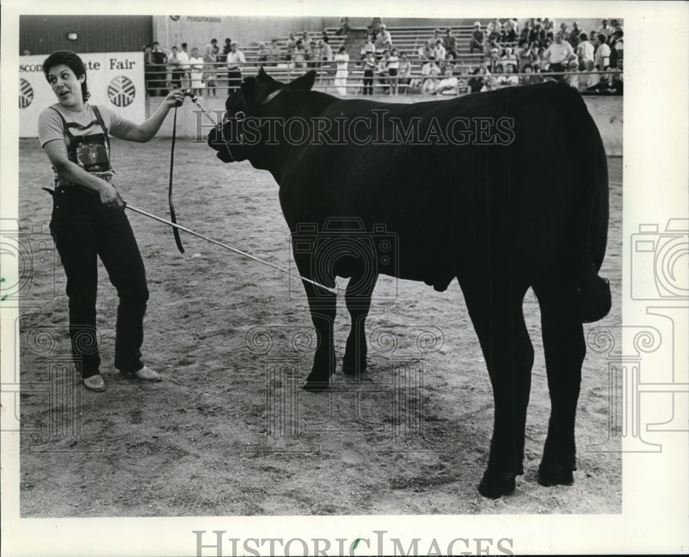 1982 Press Photo Danielle McReynolds Shows Her Steer At The State Fair-Historic Images