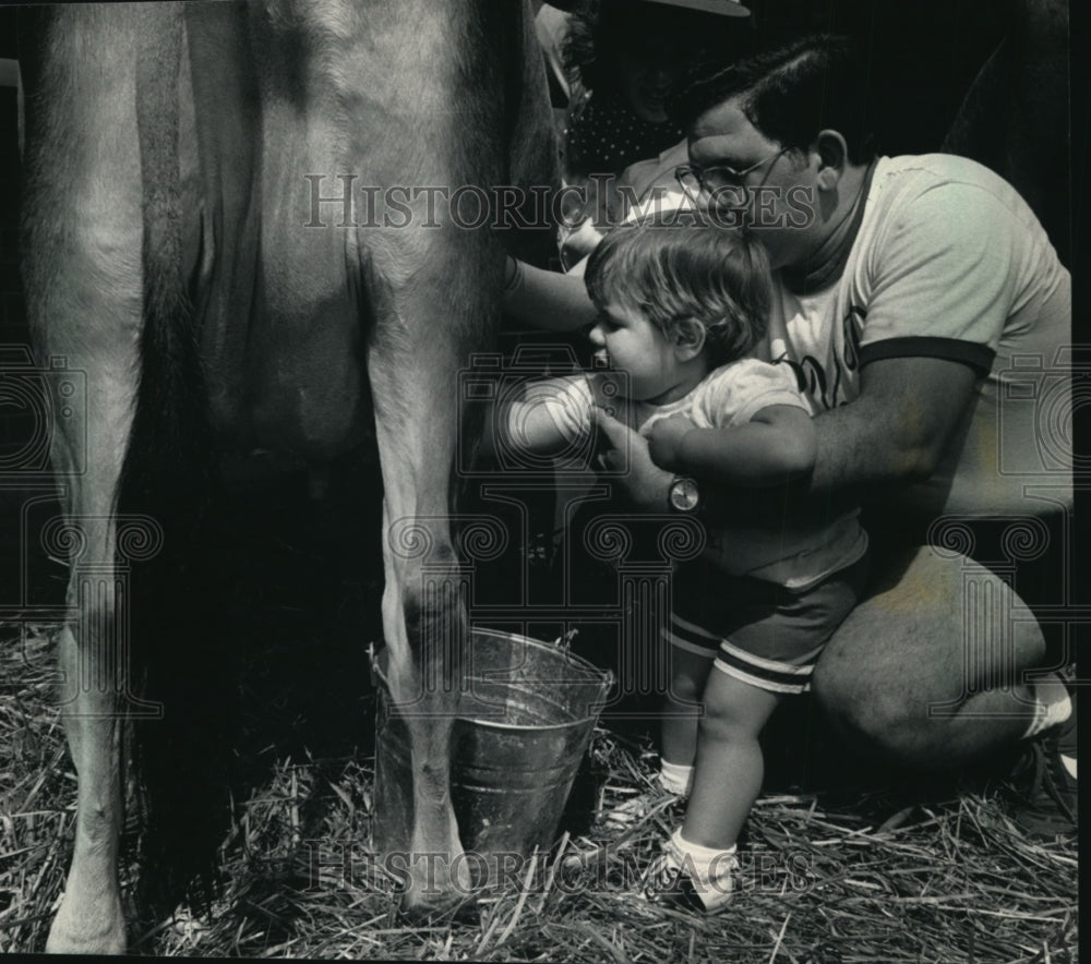 1986 Press Photo Dave, Joanie Matthews Milking A Cow At The State Fair-Historic Images