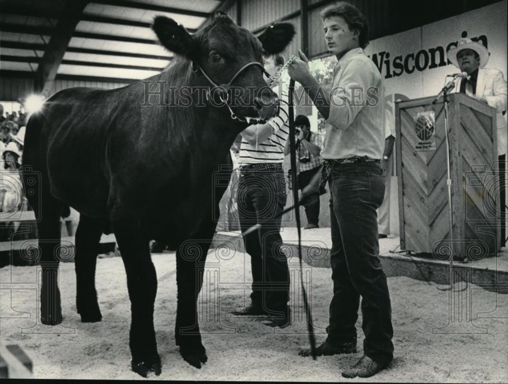 1985 Press Photo Kurt Kegley And Junior Grand Champion Steer At Wis. State Fair-Historic Images