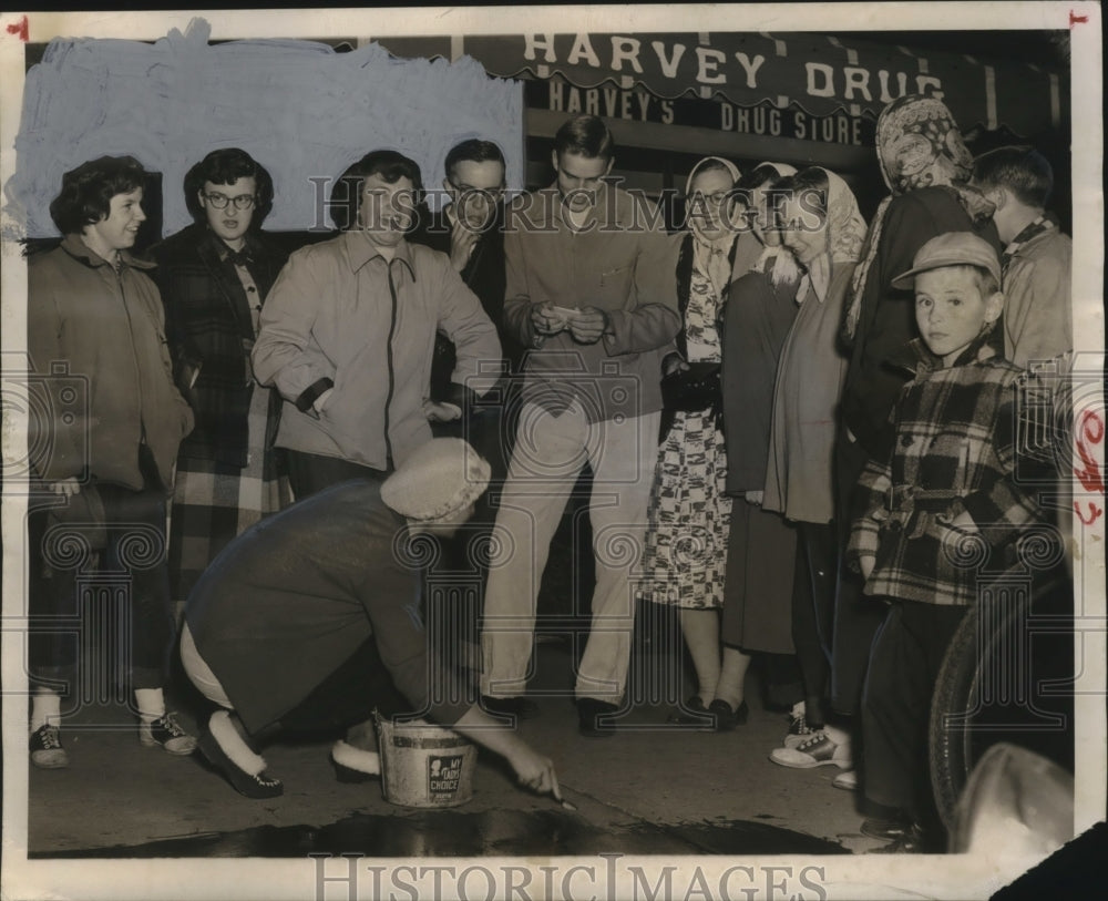 1950 Press Photo Helen Ondrejka scrubbing sidewalks with a toothbrush-Historic Images