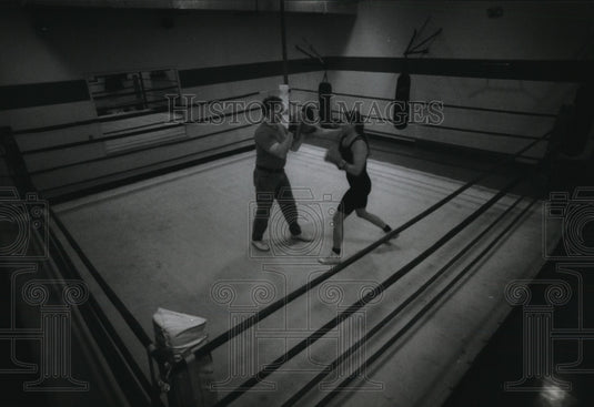 1993 Press Photo Paul Roembke Spars With Boxer Ginamarie Griffith During Workout - Historic Images