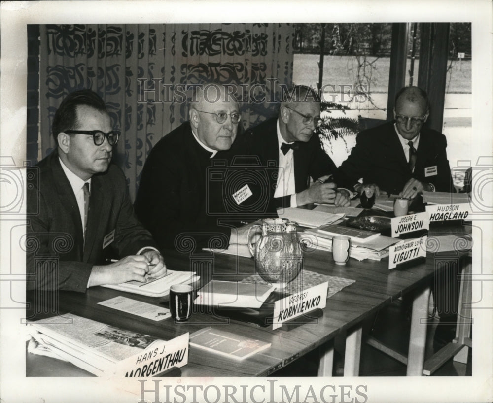 Press Photo George Kornienko & others confer at Wingspread, near Racine-Historic Images