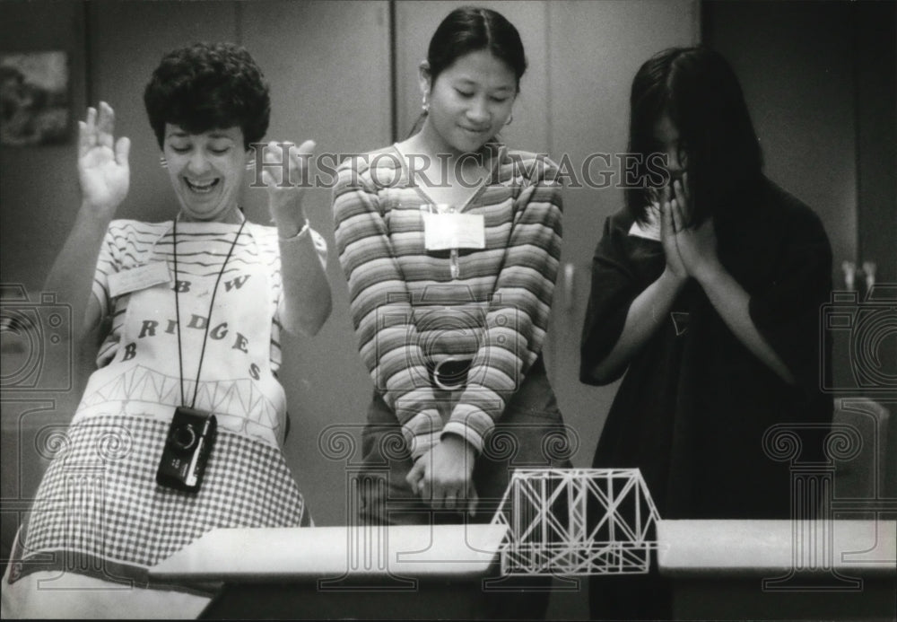 1994 Press Photo Students at Kosciuszko brought structure for science class-Historic Images