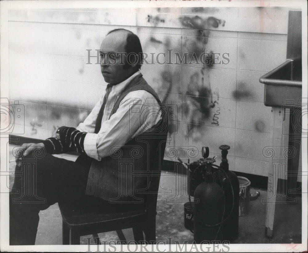 1966 Press Photo Artist Victor Kord in Spray Painting Studio - mja36344 - Historic Images