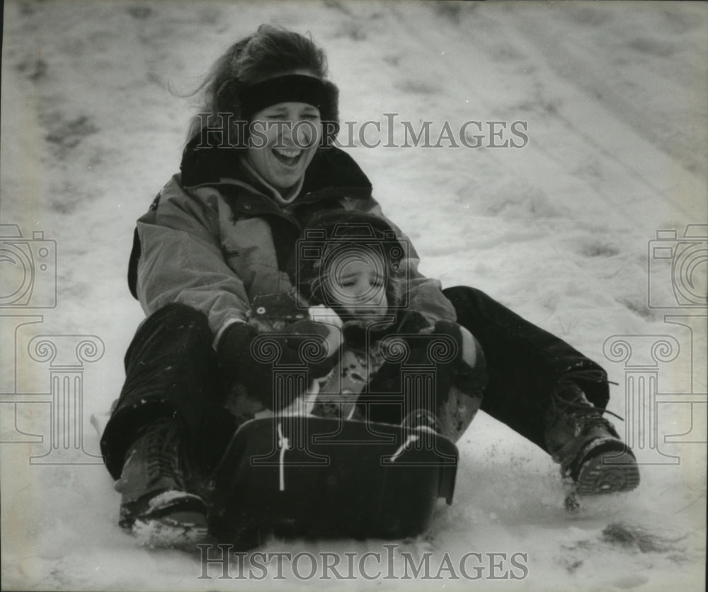 1995 Press Photo Carol Milota and daughter Sarah Sled at the Kletsch Park-Historic Images