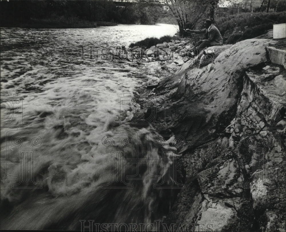 1983 Press Photo Jim Rodgers Fishing in Kletzsch Park on the Milwaukee River-Historic Images