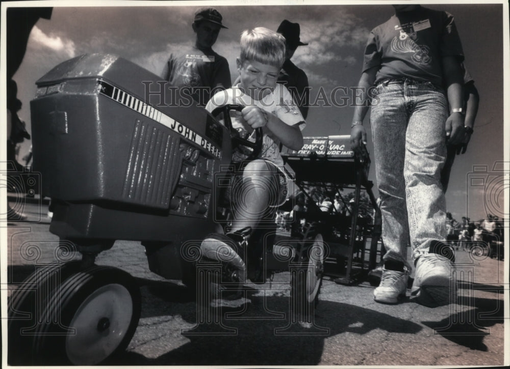 1992 Press Photo Daniel Wantuch, at the RAYOVAC Pedal Tractor Pull along.-Historic Images