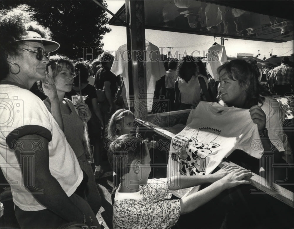 1990 Press Photo Rosie Treacy shows fairgoers one of this years souvenir items.-Historic Images