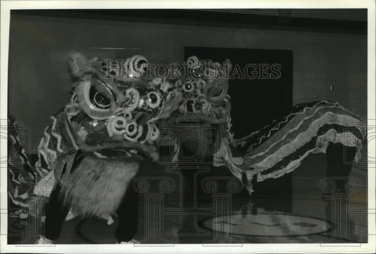 1994 Press Photo Lion dancers learn movements from Grandmaster Kwong Wing Lam.-Historic Images
