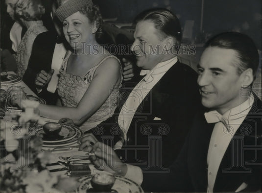 1938 Press Photo Mrs. Lecher had managed to find a conservative spring bonnet-Historic Images