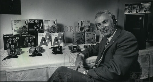 1985 Press Photo John Koss listens attentively to the sounds of the Koss Corp-Historic Images