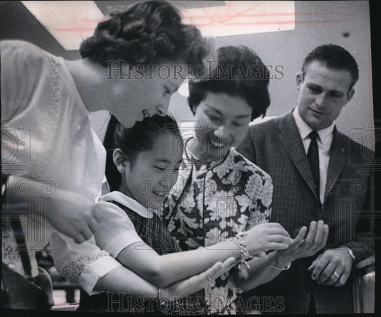 1995 Press Photo Shin Hyang Byun, Korean Orphan shopping with friends - Historic Images