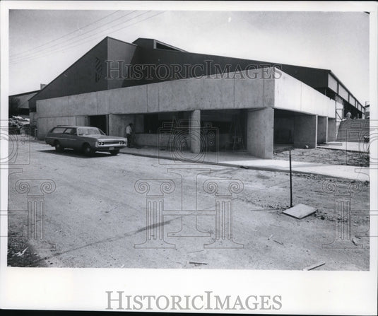 1976 Press Photo Worker And Car Outside Of The Wisconsin State Fair Coliseum - Historic Images