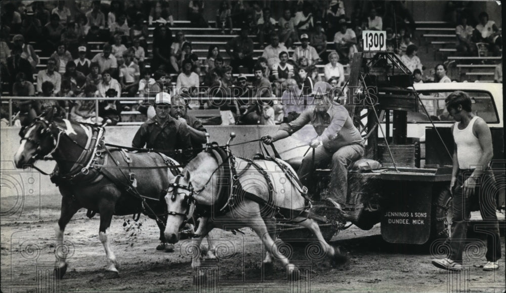 1983 Seymour&#39;s Terry McCormick Urges Team At Wisconsin State Fair - Historic Images