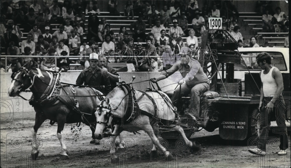 1983 Seymour's Terry McCormick Urges Team At Wisconsin State Fair - Historic Images