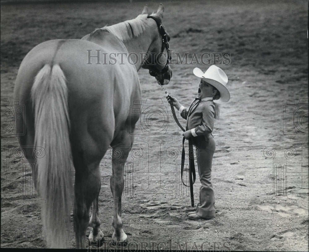 1982 Press Photo Mandy McQuay as she stood beside her horse at State Fair Park.-Historic Images