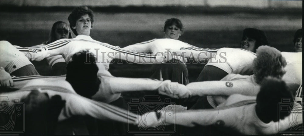 1983 Press Photo Brookfield&#39;s Central squad leaned back during exercise.-Historic Images