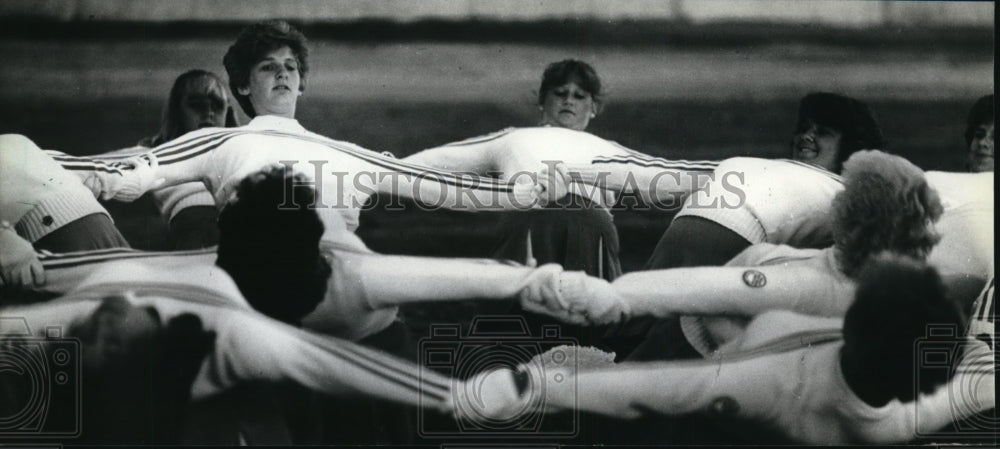 1983 Press Photo Brookfield's Central squad leaned back during exercise.-Historic Images