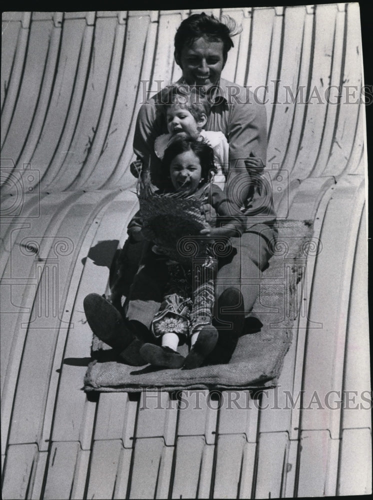 1971 Press Photo Father and Children Go Down a Slide at the Wisconsin State Fair-Historic Images