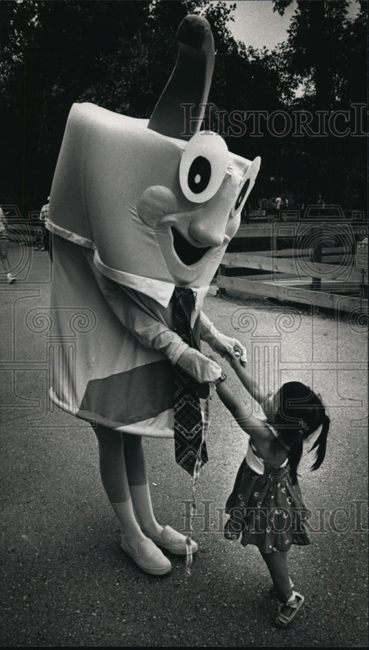 1991 Press Photo Ollie Oil greets Jessica Johnson of Effingham, Ill. at the fair-Historic Images