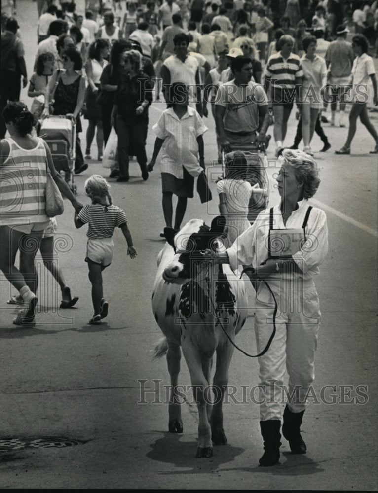 1988 Press Photo Kay Emery with calf, Vanna before judging, Wisconsin State Fair - Historic Images