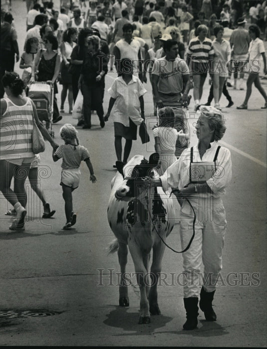 1988 Press Photo Kay Emery with calf, Vanna before judging, Wisconsin State Fair - Historic Images