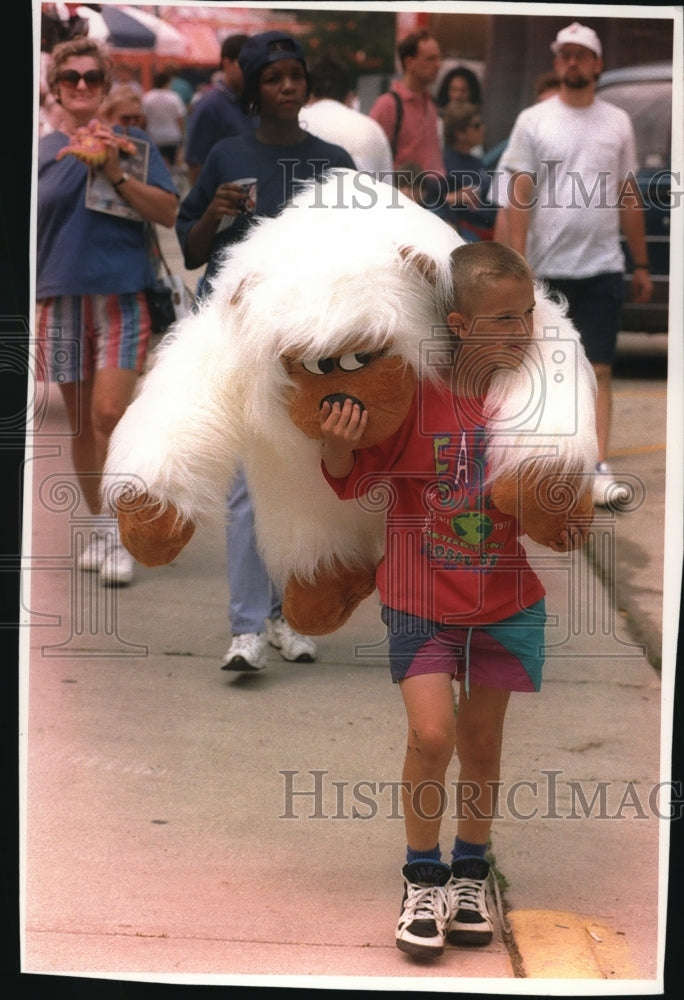 1994 Press Photo Keith Dall, 10 pictured with prize, Wisconsin State Fair - Historic Images