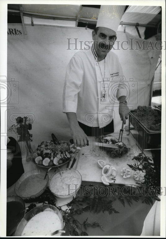 1993 Press Photo Chef Pat Houlehen serves chicken at Wisconsin State Fair - Historic Images