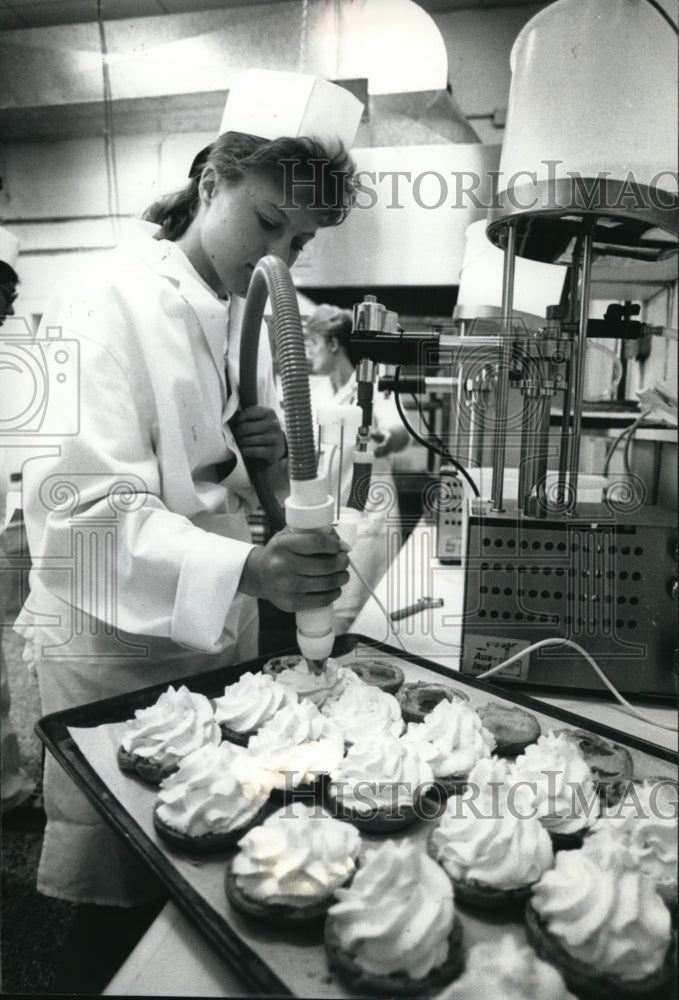 1990 Press Photo Carol Zembinski makes cream puffs at the Wisconsin State Fair - Historic Images