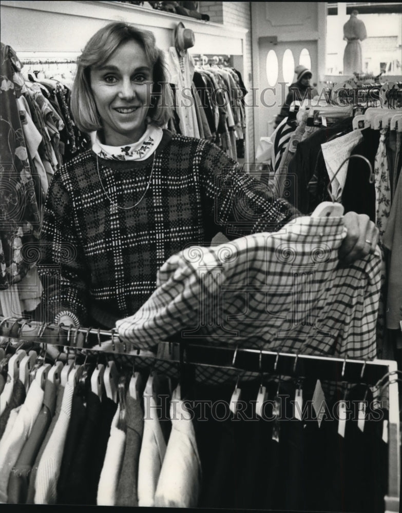 1994 Press Photo Paula Kroening, Manager of Pennywise Shop, Milwaukee - Historic Images